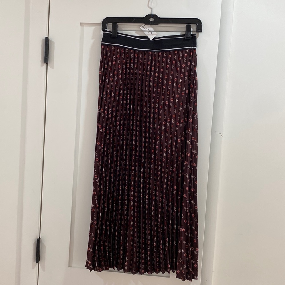 Hi! I’m selling this beautiful xs maxi skirt from Loft. It’s NWT